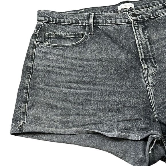 Good American Jean Shorts Woman’s Size 15 Black Denim Cut Off Raw Hem 3” Inseam - Picture 3 of 9